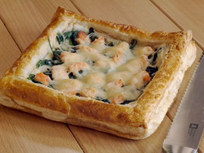 Рецепт слоеного пирога с форелью и шпинатом