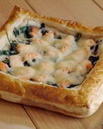 Слоеный пирог с форелью и шпинатом