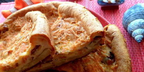 Золотистый заливной пирог с рыбой