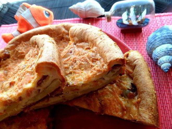 Рецепт золотистого заливного пирога с рыбой