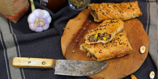 Быстрые пирожки с фаршем, сыром и кукурузой