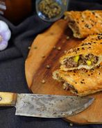 Быстрые пирожки с фаршем, сыром и кукурузой