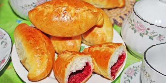 Дрожжевые пирожки с малиной в духовке