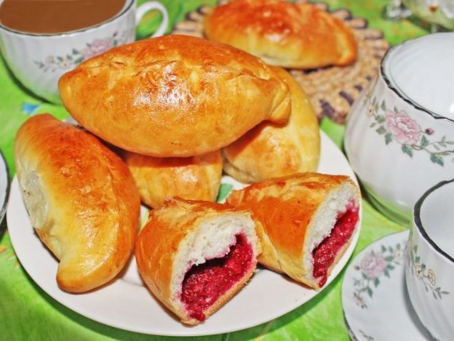 Рецепт дрожжевых пирожков с малиной в духовке