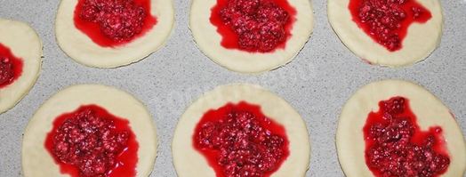 дрожжевые пирожки с малиной в духовке. Шаг 9