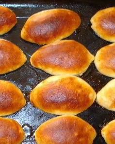 Дрожжевые пирожки с яблоками в духовке