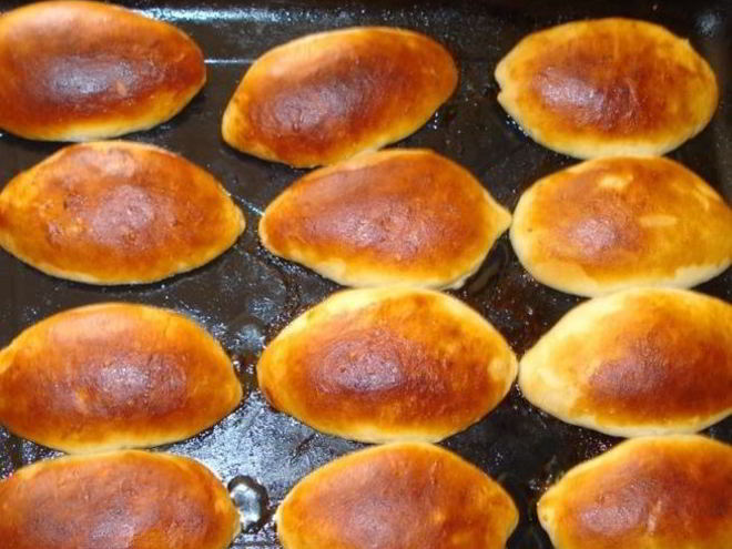 Рецепт дрожжевых пирожков с яблоками в духовке