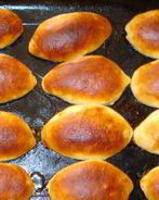 Дрожжевые пирожки с яблоками в духовке