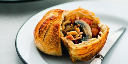 Грибы-пирожки, шампиньоны в слоеном тесте