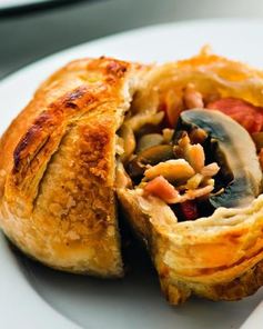 Грибы-пирожки, шампиньоны в слоеном тесте