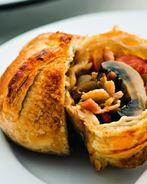 Грибы-пирожки, шампиньоны в слоеном тесте