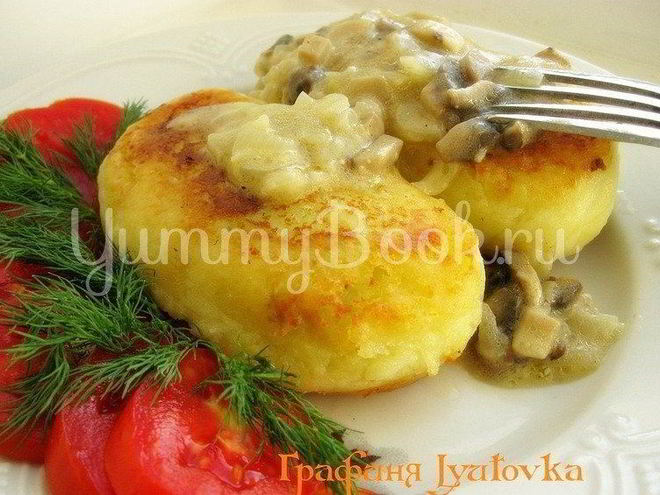 Рецепт картофельных пирожков с грибным соусом