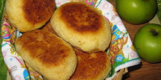 Картофельные пирожки с яблоками