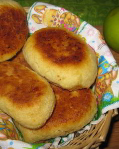 Картофельные пирожки с яблоками