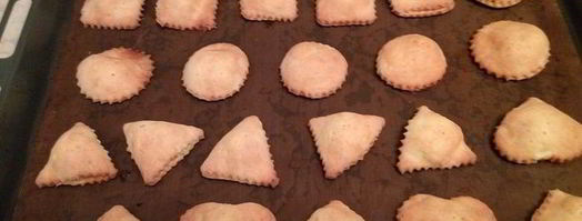 мини-пирожки из творожного теста с сырно-куриной начинкой. Шаг 11