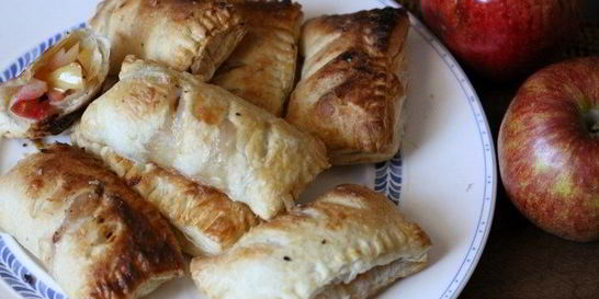 Пирожки из слоеного теста с яблоками