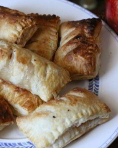 Пирожки из слоеного теста с яблоками