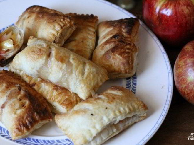 Рецепт пирожков из слоеного теста с яблоками