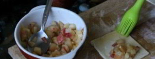 пирожки из слоеного теста с яблоками. Шаг 2