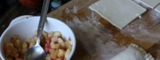 пирожки из слоеного теста с яблоками. Шаг 3