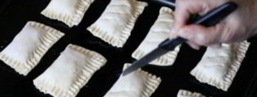 пирожки из слоеного теста с яблоками. Шаг 4