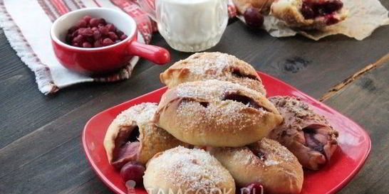 Пирожки на молоке с вишней