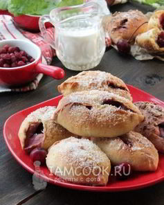 Пирожки на молоке с вишней