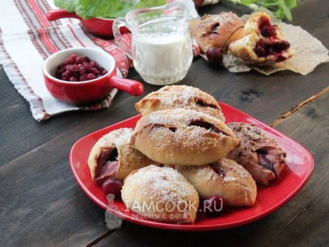 Рецепт пирожков на молоке с вишней