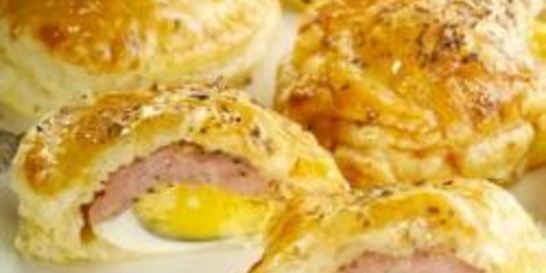 Пирожки с колбасой и яйцом