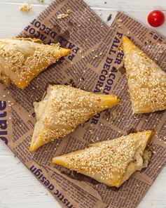 Пирожки с курицей и сыром бри