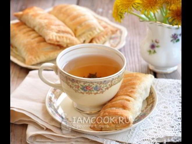 Рецепт пирожков с курицей и ветчиной из слоеного теста