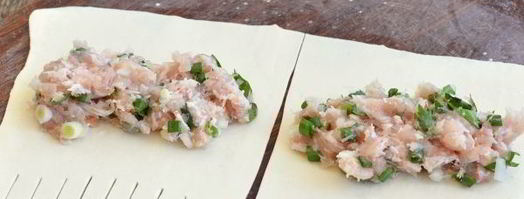 пирожки с курицей и ветчиной из слоеного теста. Шаг 6