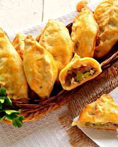 Пирожки с мясом и огурцами