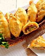 Пирожки с мясом и огурцами