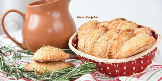 Пирожки с начинкой, тушенной в пиве и сыром