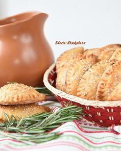 Пирожки с начинкой, тушенной в пиве и сыром