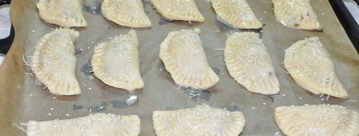 пирожки с начинкой, тушенной в пиве и сыром. Шаг 11