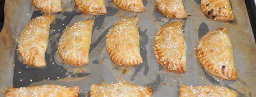 пирожки с начинкой, тушенной в пиве и сыром. Шаг 12