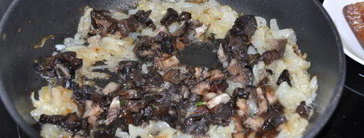 пирожки с начинкой, тушенной в пиве и сыром. Шаг 5