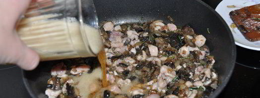 пирожки с начинкой, тушенной в пиве и сыром. Шаг 7