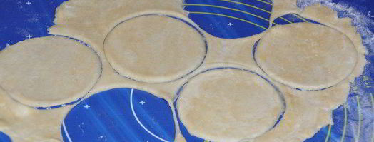 пирожки с начинкой, тушенной в пиве и сыром. Шаг 9