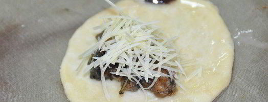 пирожки с начинкой, тушенной в пиве и сыром. Шаг 10