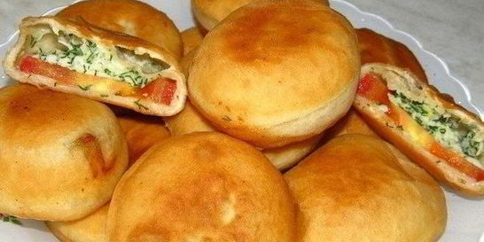 Пирожки с помидорами и брынзой