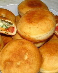 Пирожки с помидорами и брынзой