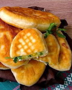 Пирожки с рисом и яйцом жареные