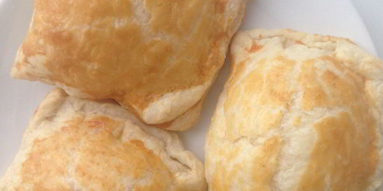 Пирожки с сыром из слоеного теста