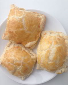 Пирожки с сыром из слоеного теста