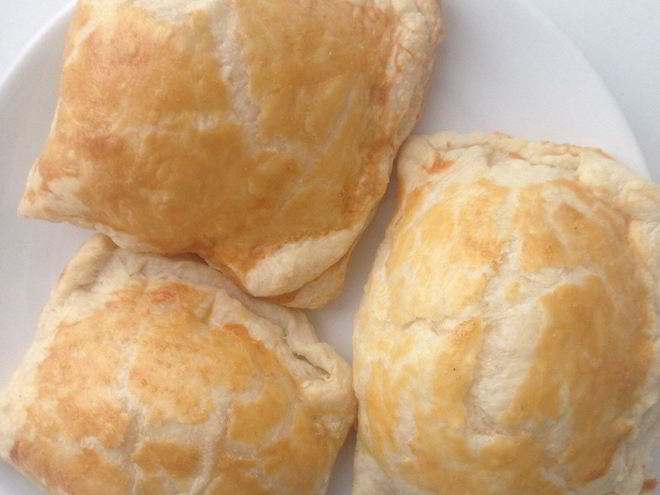 Рецепт пирожков с сыром из слоеного теста