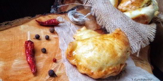 Пирожки с творогом, салями и сыром