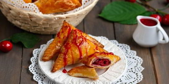 Пирожки с вишней из слоеного теста